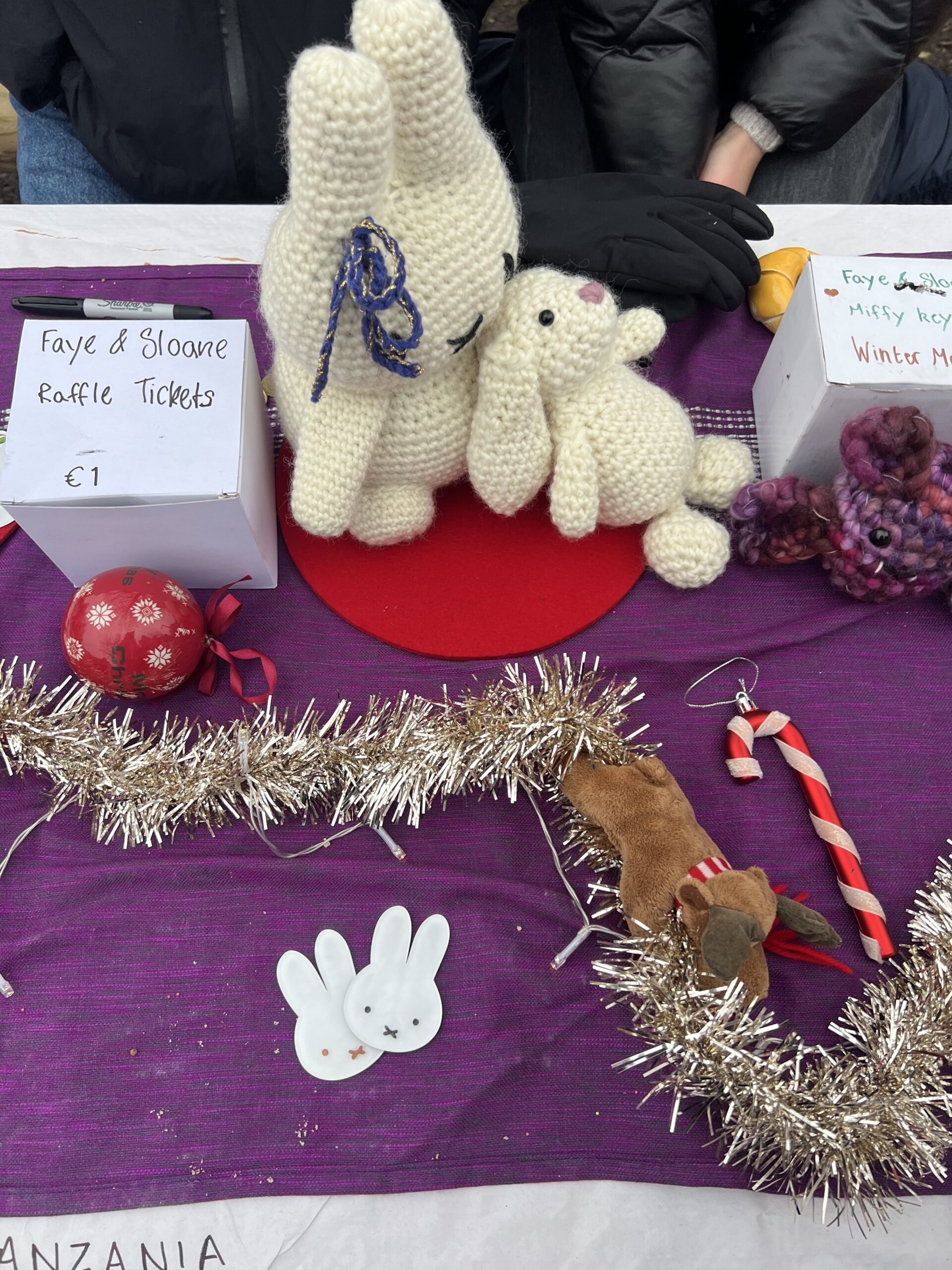 Holiday Spirit in Full Swing at the 8th Grade Winter Market 